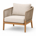 Poltrona in legno con corda intrecciata e cuscini in tessuto beige