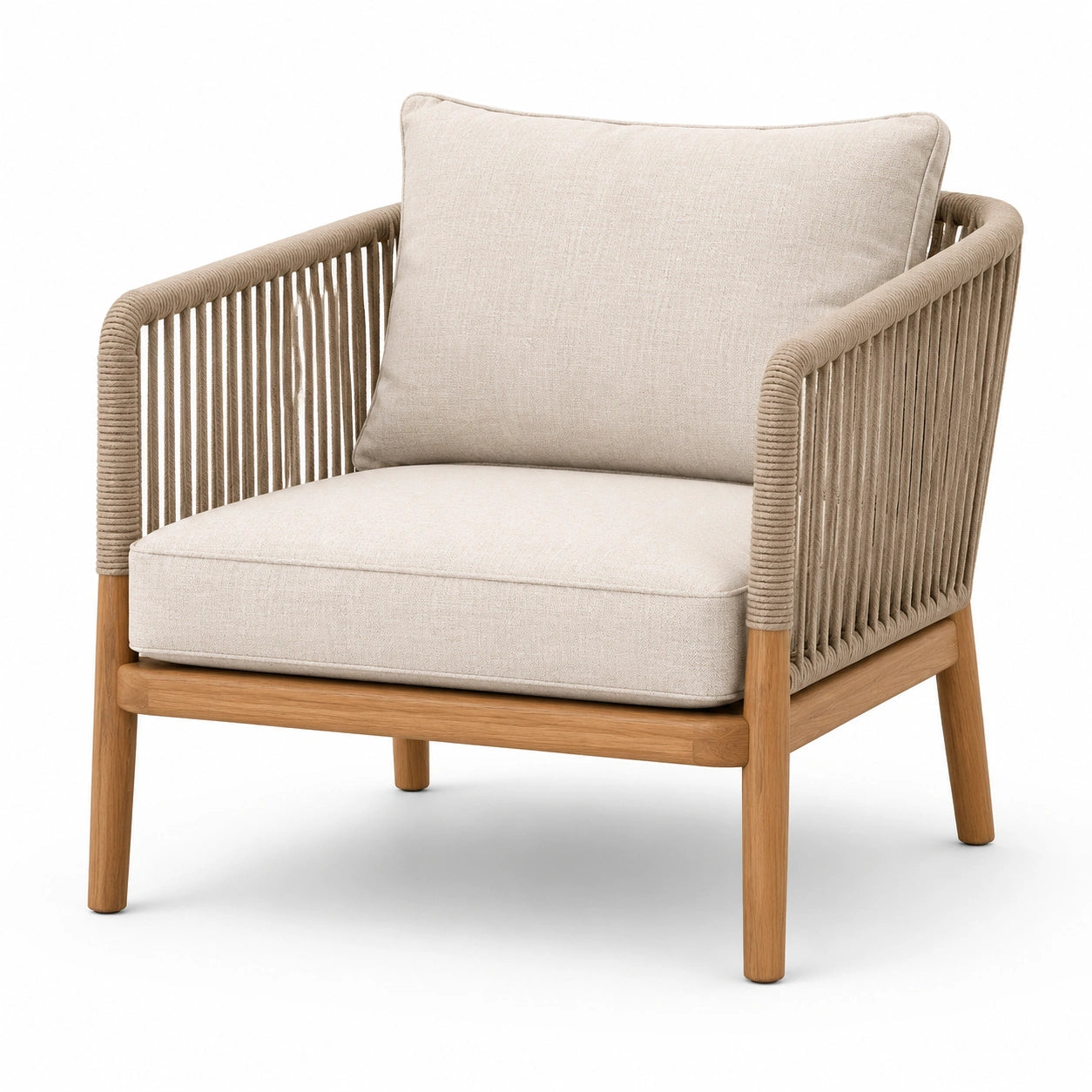 Poltrona in legno con corda intrecciata e cuscini in tessuto beige