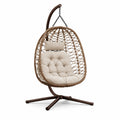 Sedia sospesa in rattan con cuscino in poliestere crema e struttura in metallo