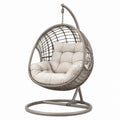 Sedia sospesa in metallo e rattan con cuscino
