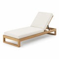 Lettino prendisole in legno di teak con cuscino in poliestere bianco